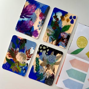 Set mit 4 handgemalten floralen Postkarten – Blaue botanische Mini Art | Original Acryl & Ölpastell | Verschenkbare Kunstkarten zum Einrahmen