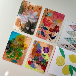 Abstraktes botanisches Mini-Kunst-Set - 4 handbemalte florale Postkarten | Original Acryl & Öl-Pastell Kunst | Mini Wand Dekor Geschenk