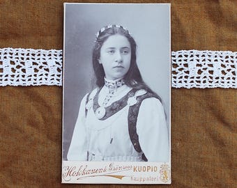 ANTIEKE Finse Carte De Visite CDV-portretkaart van een vrouw in klederdracht