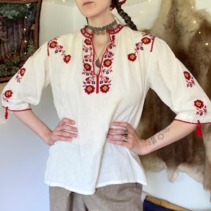 VINTAGE Folk Bluse mit floralem Kreuzstich Design
