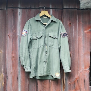 Vintage Vietnamkrieg US-Army OG107 Utility Shirt mit handgenähten Aufnähern
