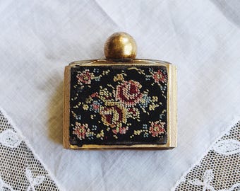 Mały flakon perfum w stylu vintage z haftem krzyżykowym