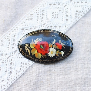 Vintage Russische handbeschilderde houten broche met bloemenmotief.