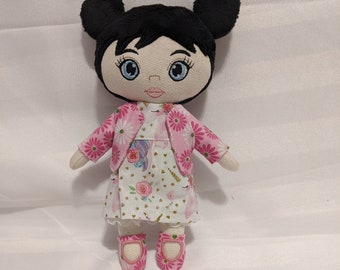 ITH, Muñeca Élye, marco de 10x10cm, algo de costura a mano y máquina de coser, mide 20cm terminada