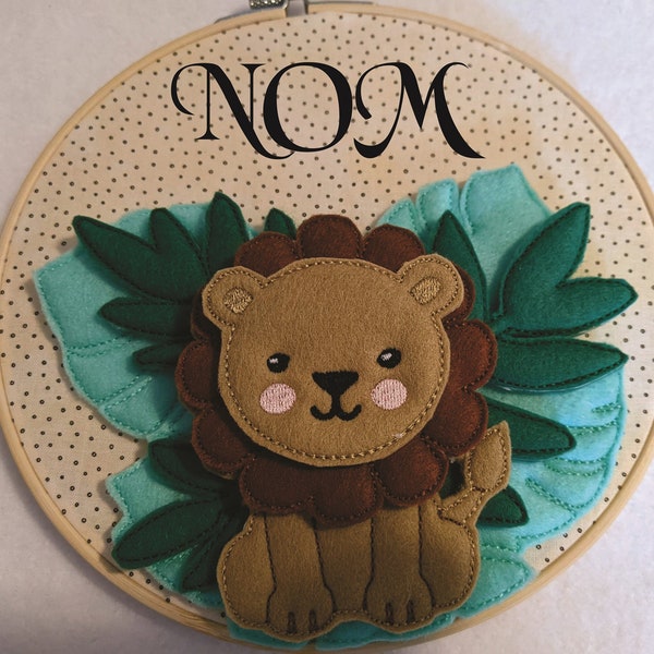 Déco M. Lion à personnalisé , cadre 13x18cm , ith, fichier pour machine à broder, numérique