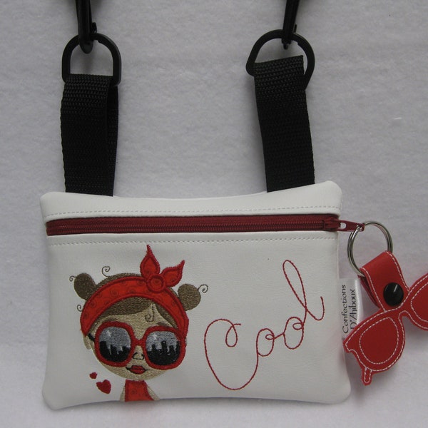 Pochette petit fille cool avec sa garniture en forme de lunette, cadre 18x13cm et 26x16cm. cadre pour porte clé lunette 10x10cm