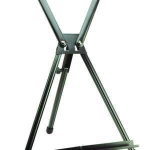 Könnte beinhalten: Eine schwarze Metalle staffelei mit einem Dreibein-Fuß. Die Staffelei hat ein einfaches, minimalistisches Design mit einem dreieckigen Rahmen und verstellbaren oberen Stützen. Die Beine haben Gummifüße für Stabilität.