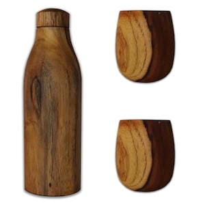 Peut inclure: Un ensemble de trois récipients à boire en bois, comprenant une bouteille haute et deux tasses plus courtes. Les récipients sont tous en bois brun clair avec un motif de grain naturel.