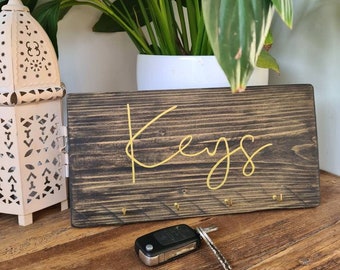 Wooden key rack / key hook / key hanger / key storage in a range of colours with a choice of lettering colour. Options to personalise.