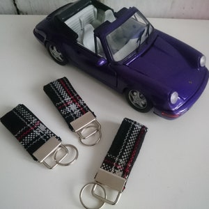 Brelok * wykonany z tkaniny w kratę * czarny biały czerwony * Porsche 924 i VW Golf 1 GTi