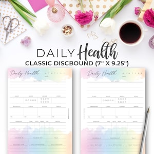 Könnte beinhalten: Ein täglicher Gesundheitsplaner mit einem Aquarellhintergrund in Rosa-, Gelb- und Blautönen. Der Planer enthält Abschnitte für tägliche Ziele, Schlaf, Stimmung, Wasser, Schritte, Mahlzeiten, Bewegung und mehr. Der Planer ist 7 Zoll mal 9,25 Zoll groß.