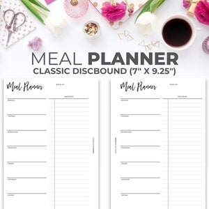 Puede incluir: Un planificador de comidas en blanco y negro con el texto "Meal Planner" en la parte superior de cada página. El planificador está diseñado para una semana e incluye espacios para cada día de la semana, así como una sección para la lista de la compra. El planificador mide 17,8 cm por 23,5 cm.