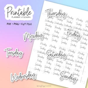 Könnte beinhalten: Druckbare Planer-Aufkleber mit Wochentagen in handschriftlicher Schrift. Das Bild zeigt einzelne Aufkleber für Montag, Dienstag, Mittwoch, Donnerstag, Freitag, Samstag und Sonntag sowie ein Blatt mit mehreren Tagesaufklebern.