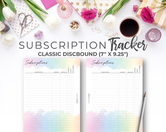 Könnte beinhalten: Ein pastellfarbener Regenbogen-Aquarellhintergrund mit zwei weißen Seiten zum Verfolgen von Abonnements. Die Seiten sind mit "Abonnements" beschriftet und haben Spalten für den Abonnementnamen, den Betrag, das Fälligkeitsdatum, monatlich, wöchentlich und zweiwöchentlich. Die Seiten sind 17,8 cm x 23,5 cm groß.