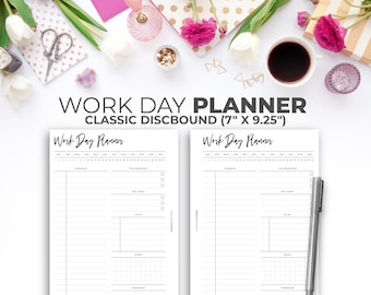 Può includere: Due pagine di pianificatore di giornata lavorativa stampabili bianche con testo e linee nere. Le pagine sono etichettate "Work Day Planner" e includono sezioni per l'orario, le priorità principali, da fare oggi, da fare, note e domani. Le pagine misurano 17,8 cm per 23,5 cm.