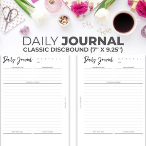 Könnte beinhalten: Ein weißes Tagebuch mit einem schwarz-weißen Design. Das Tagebuch ist 17,8 cm x 23,5 cm groß und hat einen klassischen Ringbindungsstil. Der Text auf dem Cover lautet "Daily Journal" und "Classic Discbound (7" x 9.25")".