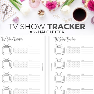 Puede incluir: Un rastreador de series de televisión blanco con el texto "TV SHOW TRACKER" y "A5 • HALF LETTER". El rastreador presenta un gráfico de TV retro y espacios para rastrear temporadas y episodios. Elementos decorativos: flores y material de oficina.