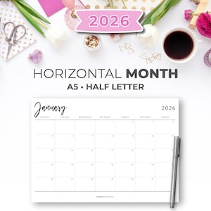 Può includere: Un calendario mensile orizzontale bianco per gennaio 2026, con una penna. Il calendario è intitolato "HORIZONTAL MONTH A5 • HALF LETTER". L'immagine è decorata con fiori, caffè e cancelleria.