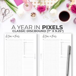 Peut inclure: Une page de planificateur imprimable en noir et blanc avec le titre "A Year in Pixels" et une grille de carrés. La page est conçue pour un planificateur à reliure à anneaux classique et mesure 17,8 cm sur 23,5 cm.