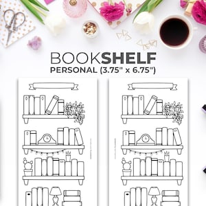 Könnte beinhalten: Druckbare schwarz-weiße Bücherregal-Aufkleberfolie mit vier verschiedenen Bücherregal-Designs. Jedes Bücherregal hat eine andere Anordnung von Büchern, Pflanzen und Dekorationselementen. Die Aufkleberfolie ist 9,5 cm x 17,1 cm groß.