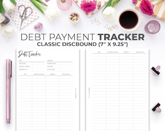Könnte beinhalten: Ein druckbarer Schulden-Tracker mit klassischem Ringbindungsdesign. Der Tracker ist 17,8 cm x 23,5 cm groß und hat Abschnitte für Schulden, Gläubiger, Startdatum, monatliche Zahlung, Mindestzahlung, Zinssatz, Laufzeit, Auszahlungsdatum, Datum, Anfangsguthaben, Zahlung und Endguthaben.