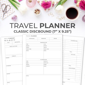 Può includere: Un planner di viaggio bianco con il testo "TRAVEL PLANNER" e "CLASSIC DISCBOUND (7" X 9.25")" stampato sulla copertina. Il planner ha una sezione di itinerario giornaliero, una sezione di pianificazione del viaggio e una sezione di alloggi.