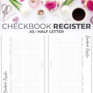 Puede incluir: Un registro de chequera blanco con el texto "CHECKBOOK REGISTER" y "A5 • HALF LETTER" en negro. El registro tiene columnas para el número de cheque, la fecha, la descripción de la transacción, el retiro, el depósito y el saldo. Un bolígrafo morado está a la izquierda.