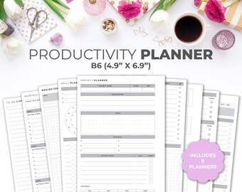 Könnte beinhalten: Ein Satz von neun Produktivitätsplaner-Seiten in Schwarzweiß. Die Seiten beinhalten einen Tagesplaner, einen Projektplaner, eine Monatsliste, eine To-Do-Liste und eine Brainstorming-Seite. Die Seiten sind so konzipiert, dass sie Ihnen helfen, organisiert zu bleiben und Ihre Ziele zu erreichen. Der Text auf dem Bild lautet "Productivity Planner B6 (4.9" x 6.9")" und "Includes 9 Planners".