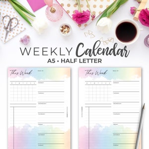 Op de afbeelding: Een wekelijkse kalenderplanner in A5 en half briefformaat. De planner heeft een pastel regenboog aquarel achtergrond met een raster voor elke dag van de week en ruimte voor notities. De tekst "This Week" staat bovenaan de planner.