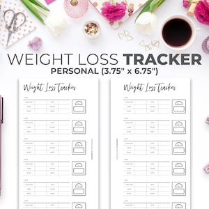 Op de afbeelding: Een witte Weight Loss Tracker persoonlijke planner met een zwart lettertype. De planner bevat secties om gewicht, metingen en data bij te houden. De planner is 9,5 cm x 17,1 cm groot. De woorden "Weight Loss Tracker" staan bovenaan.