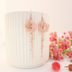 Vrouwelijke perzikroze kristallen oorbellen Handgemaakte roségouden hangers Sprankelende roségouden oorbellen Elegante perzikroze kristallen hangers