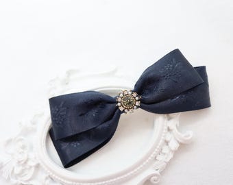 Haarspange aus marineblauem Satin mit Schleife, verspielte Haarschleife mit Kristallperlen, elegantes Haaraccessoire mit Schleife, charmantes Geschenk für Sie, kleine oder mittlere Haarschleife