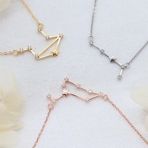 Naszyjnik ze znakami zodiaku z nutką glamour Elegancki, niebiański naszyjnik ze znakiem zodiaku w kolorze złotym z sześciennymi akcentami Minimalistyczna biżuteria ze znakami zodiaku