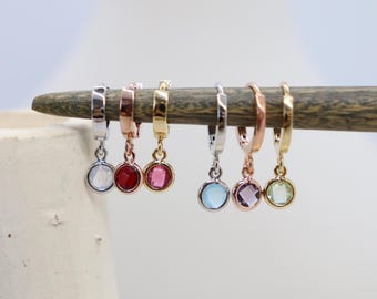 Birthstone Huggie-oorbellen, kleine CZ-geboortesteendruppels, sierlijke one-touch-hoepeloorbellen, verjaardagscadeau voor haar, bungelende geboortesteenbedels