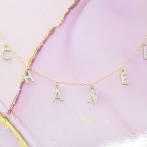 Colar com inicial deslumbrante, joia com pingente de letra brilhante e glamorosa, colar com inicial de zircônia cúbica, joia elegante e personalizada