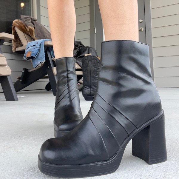 Vintage 90s Platform boots chunky shoes vampy grunge trendy tiktok size 9 leather look alike black rubber