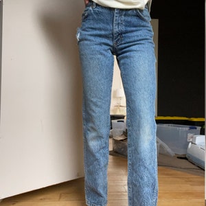 Vintage 90s Lee jeans straight style mom jeans classic trendy medium wash image 8