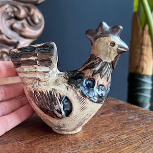 Keramische kip paasdecor, handgemaakte aardewerk kip, Zwitsers Rheinfelden-aardewerk RH