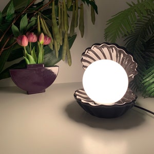Vintage Extra Große Muschel Tischlampe in Austernform mit einer &quot;Perle&quot; aus den 80er Jahren Schwarze Muschel Lampe 80er Jahre Ästhetische Keramik Lampe