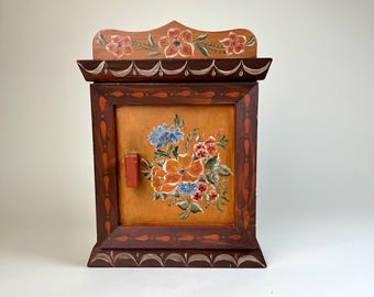 Caja de llaves de madera pintada a mano con arte popular vintage: diseño floral, decoración coleccionable, regalo rústico de San Valentín, estilo de granja primitivo