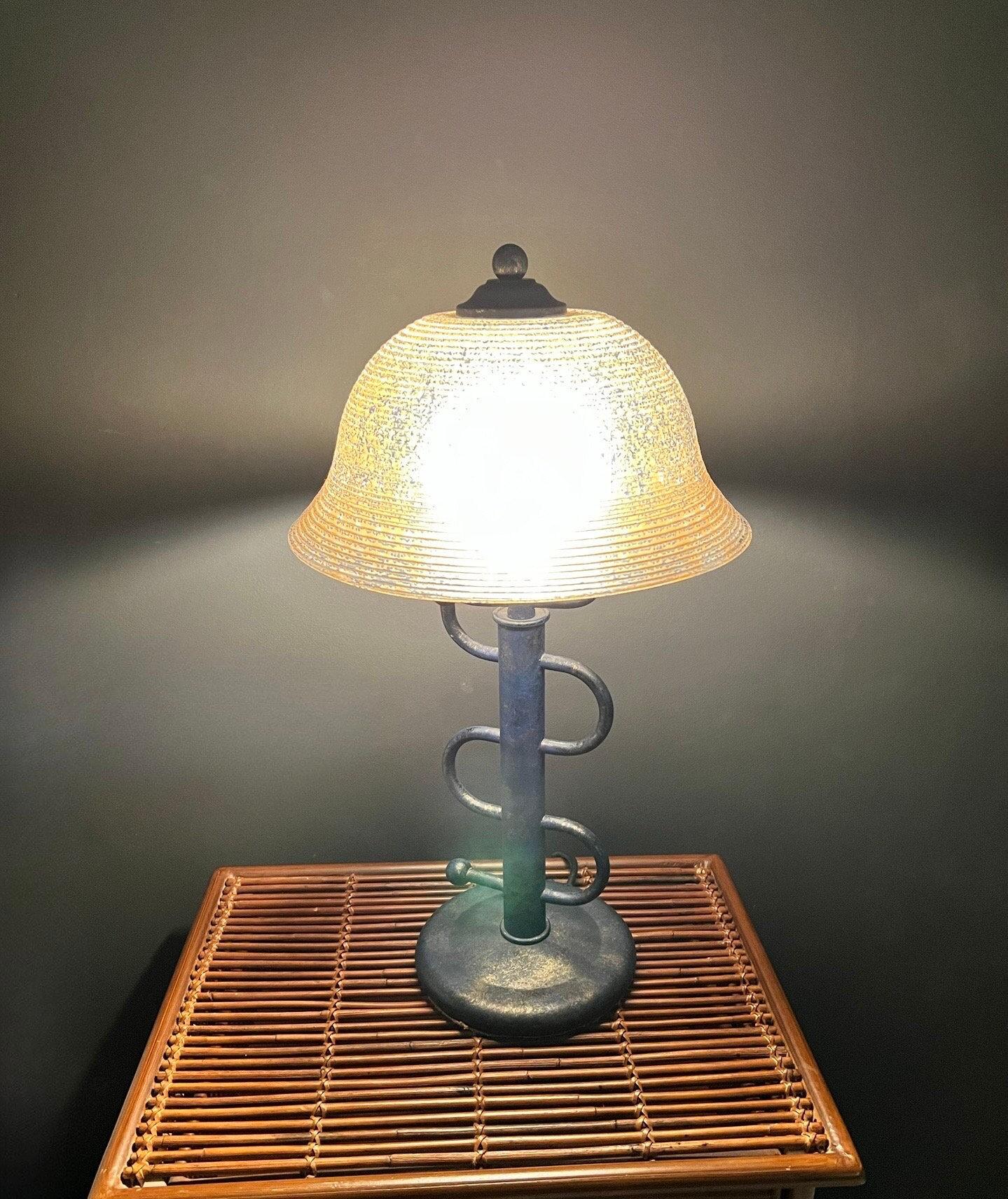 ヴィンテージアールヌーボーデスクランプ：鋳鉄ベース、テクスチャード