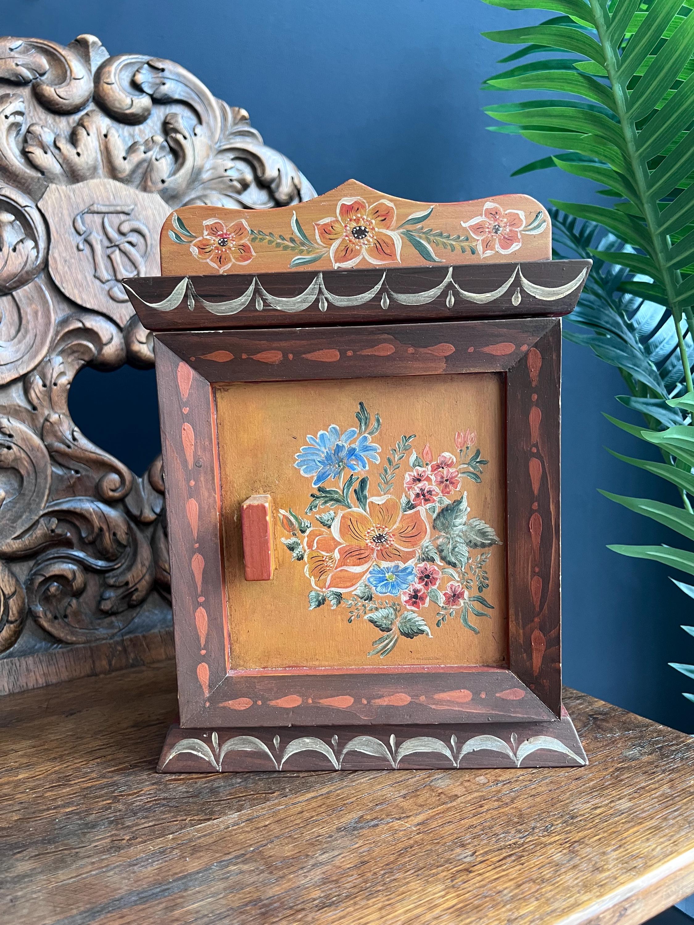 【Vintage Woodwork】古建具リメイク額ボックスA Vintage Hand-painted Wooden Key Box: Swiss Folk Art Floral Decor
