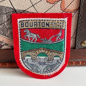 Könnte beinhalten: Ein Set aus drei Keramikbechern mit gesprenkelter, matter Oberfläche. Die Becher sind in Creme-, Hellgrau- und Dunkelgrautönen gehalten. Jeder Becher hat ein schlichtes, minimalistisches Design.