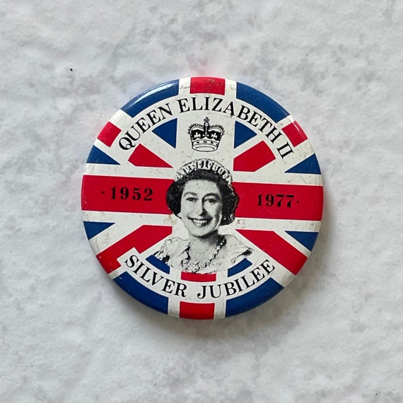 Vintage Badge Queen Elizabeth II SILVER JUBILEE 1… - image 3