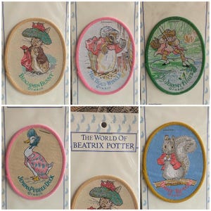 Pode incluir: Conjunto de seis patches bordados com personagens das histórias de Beatrix Potter. Inclui Benjamin Bunny, Mrs. Tiggy-Winkle, Mr. Jeremy Fisher, Jemima Puddle-Duck e um esquilo. Cada patch tem formato oval com um design colorido e texto.