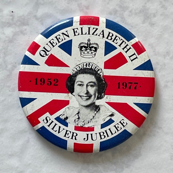 Vintage Badge Queen Elizabeth II SILVER JUBILEE 1… - image 1