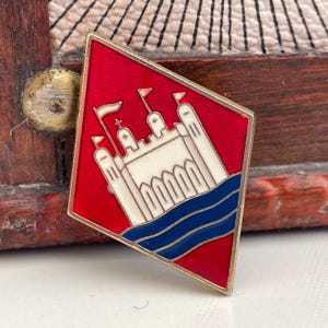 Vintage Badge Girlguiding Girl Guides Association London County Enamel Badge
