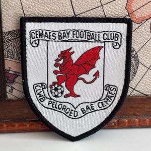 Vintage Cemaes Bay fotbollsklubbsmärke norra Wales Anglesey souvenirmärke