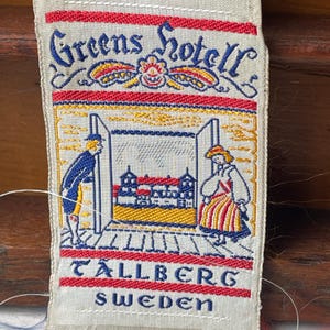 Può includere: Un set di tre tazze in ceramica con finitura opaca e macchiettata. Le tazze sono nei toni del crema, grigio chiaro e grigio scuro. Ogni tazza ha un design semplice e minimalista e un manico arrotondato.