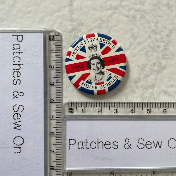 Vintage Badge Queen Elizabeth II SILVER JUBILEE 1… - image 5